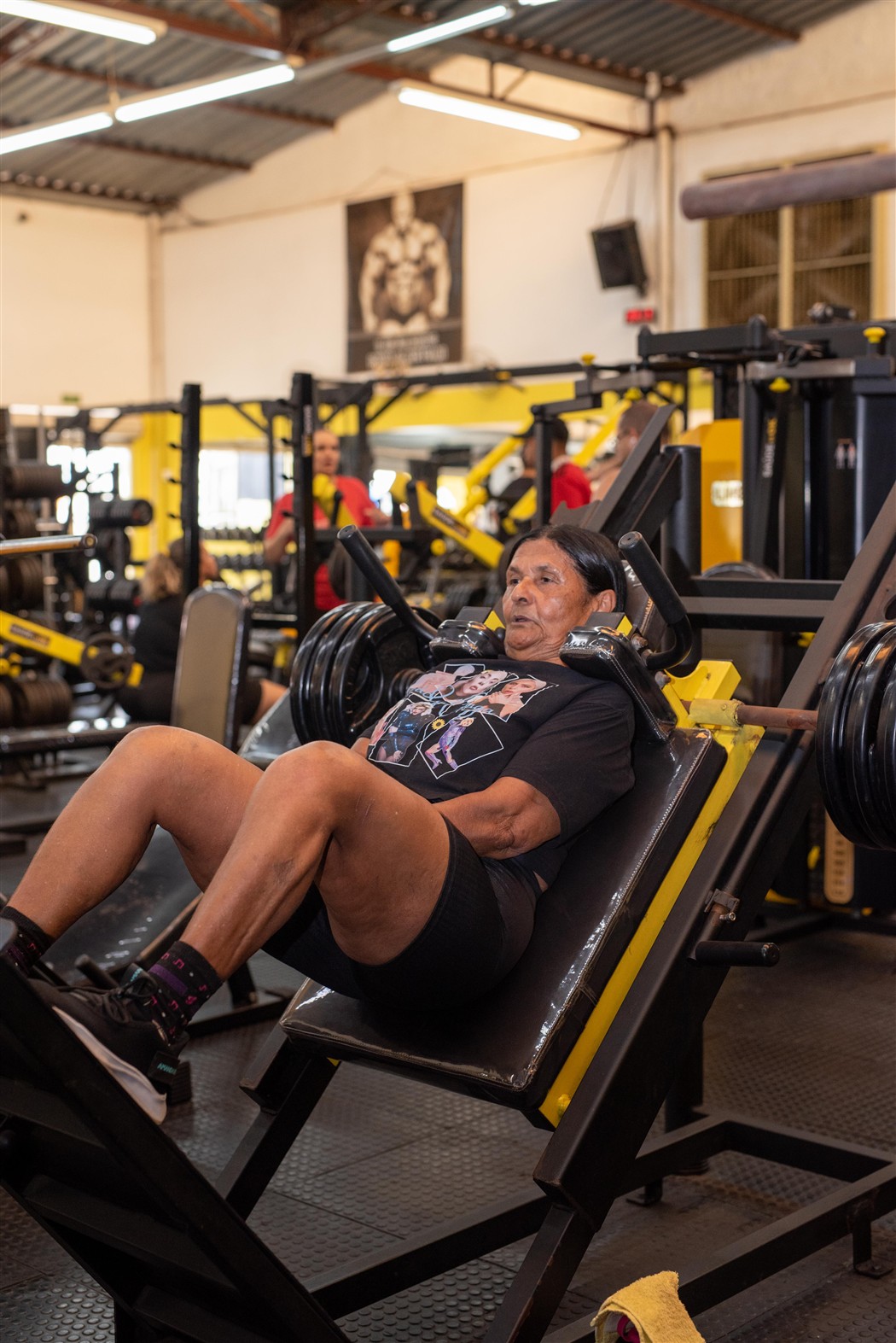 Aluna treina no leg press na Unidade 01